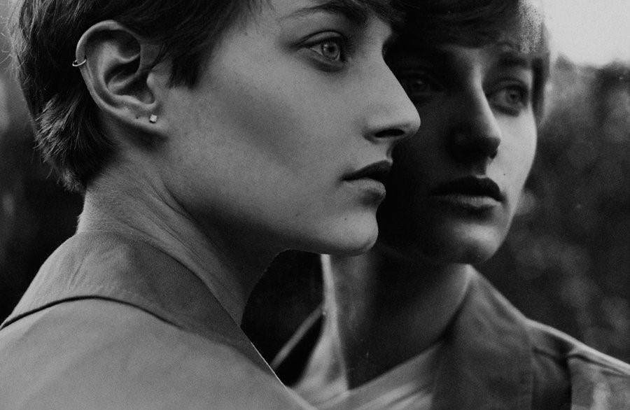 Mujer en actitud de ser más asertiva